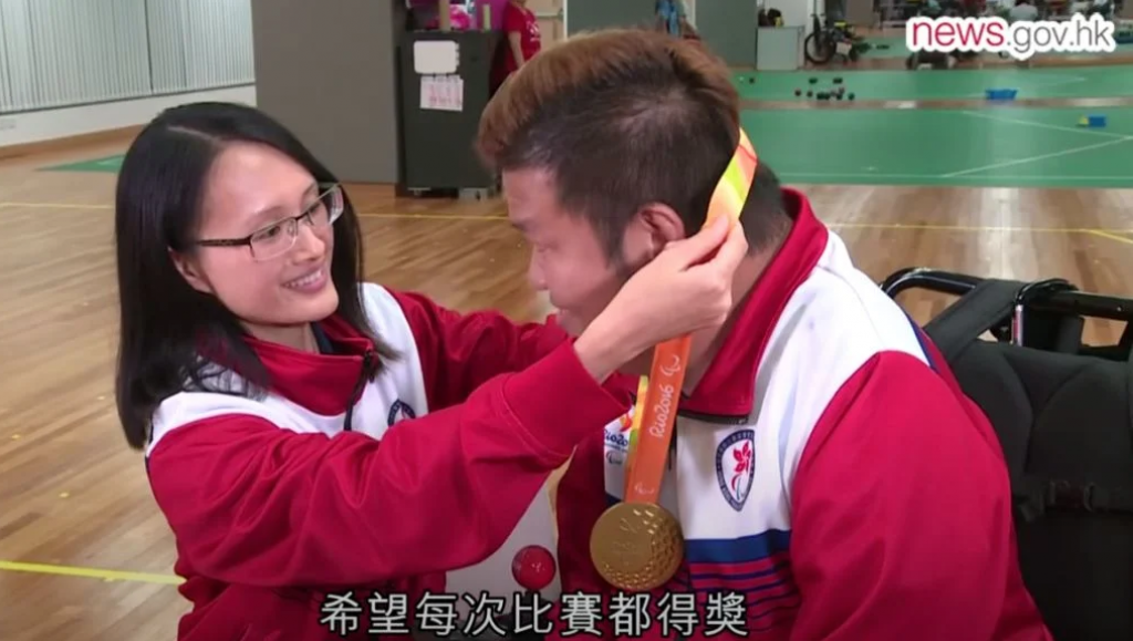 多得教练老婆不离不弃 努力实现对她的承诺。