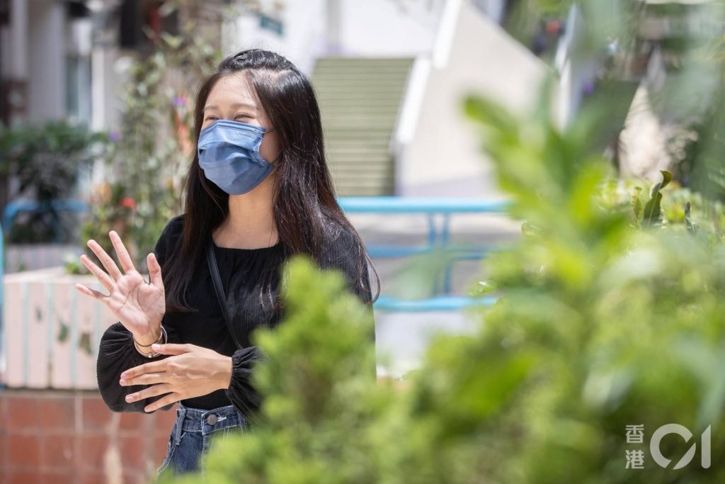 琳琳手语纯熟，被问到何时开始学手语，她笑称自有记忆起已用手语与父母沟通。