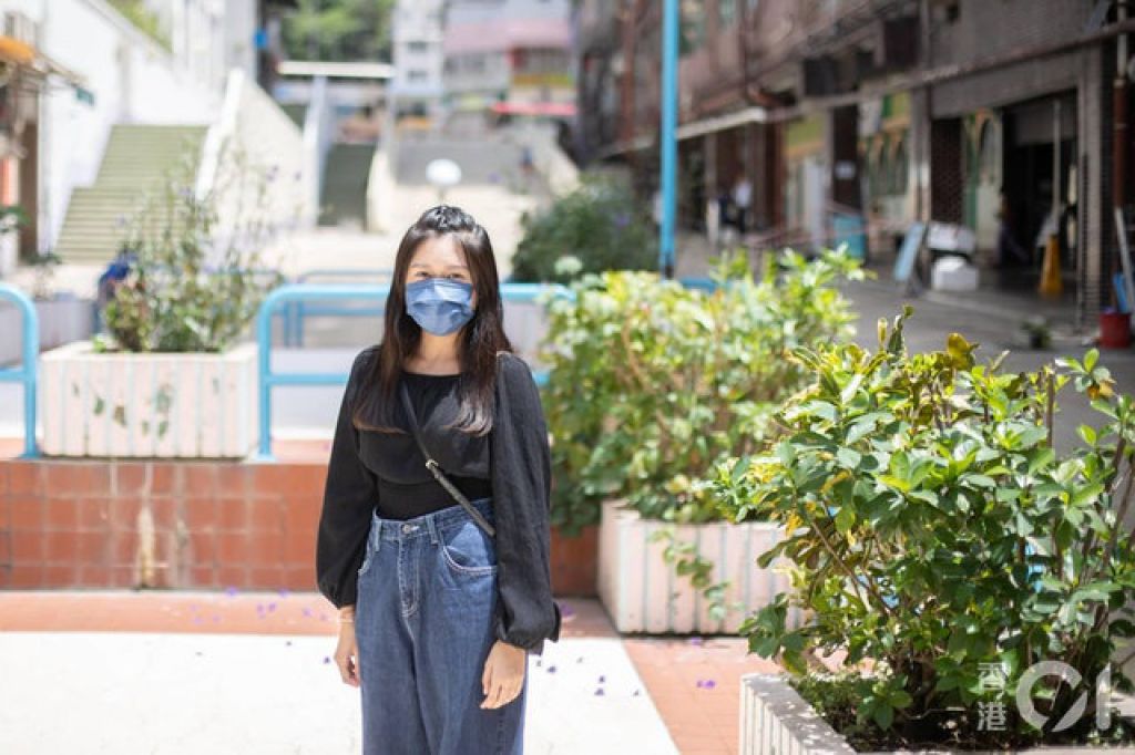 甘若琳自小在聋人家庭长大，童年时期已需为双亲当「小翻译员」。