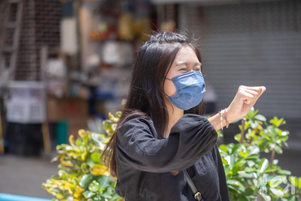 她形容自己与家人关系密切，是幸运的一群。