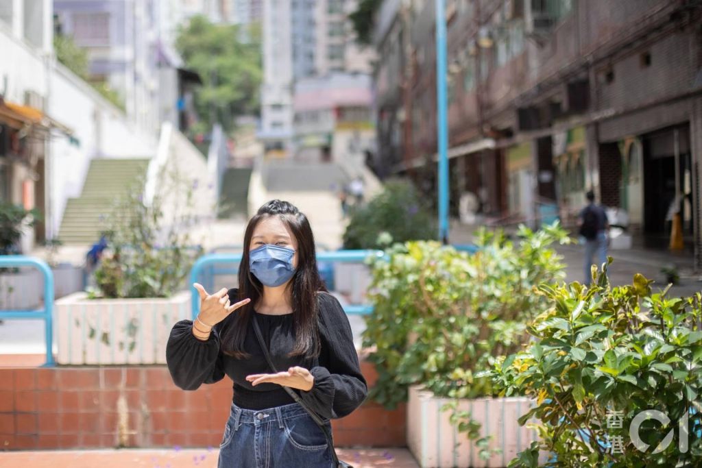 琳琳已获得资格到医院为聋人传译，亦正修读新闻手语。