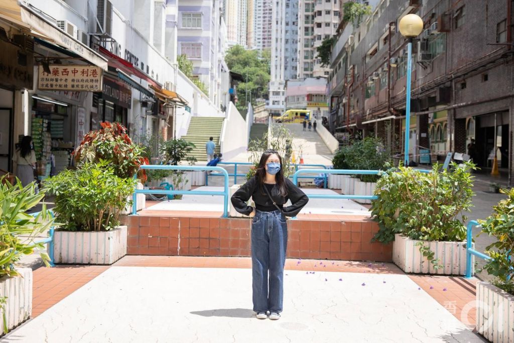 琳琳（左二）今年参加由香港电台及劳工及福利局联合制作的《手语随想曲●游学篇》。