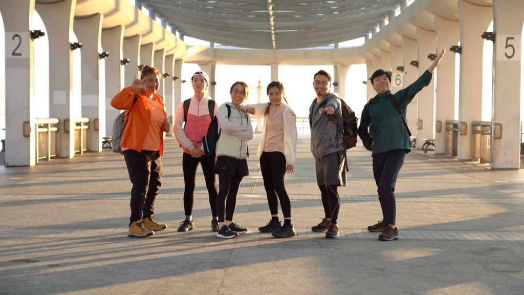 琳琳（右三）今年参加由香港电台及劳工及福利局联合制作的《手语随想曲●游学篇》。