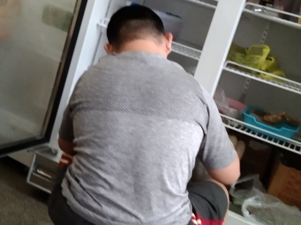 兒子開著雪櫃涼冷氣，媽媽表示電費好貴！（facebook圖片）