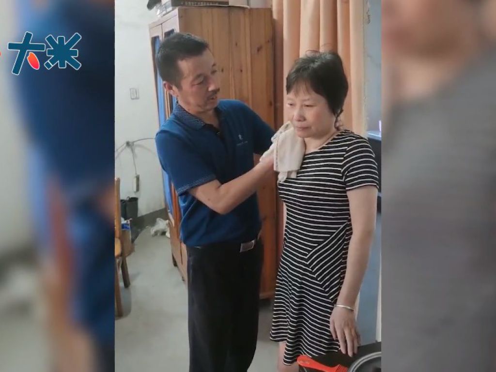 妻子在接受手术后，现能靠助行架慢慢走路。