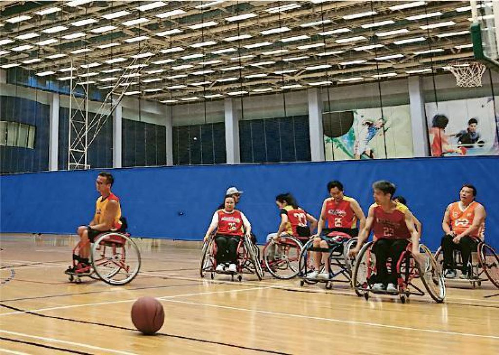 篮球轮椅车轮直径可达68厘米，方便运动员快速转向。