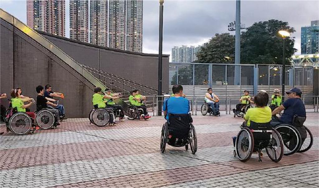 为免运动场太挤迫，部分轮椅跑步队成员会分流去跑街。