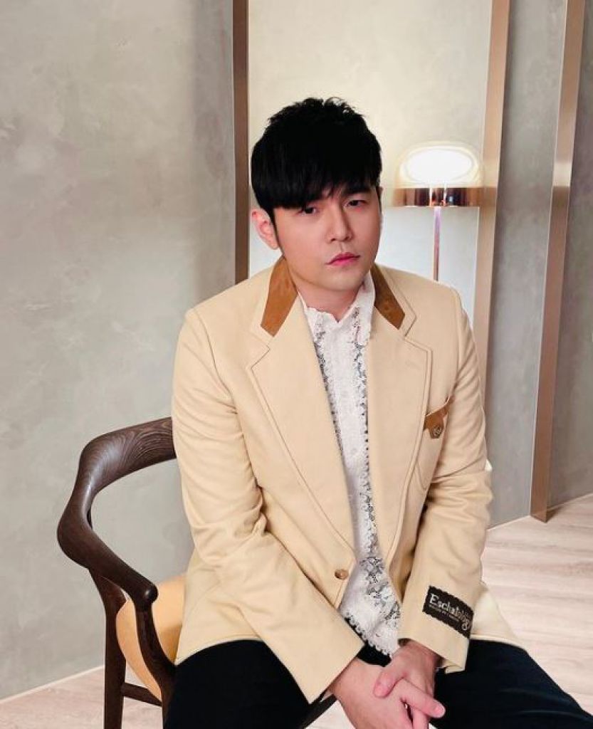 台灣天王周杰倫（周董）多年來亦飽受強直性脊椎炎困擾。（IG圖片）