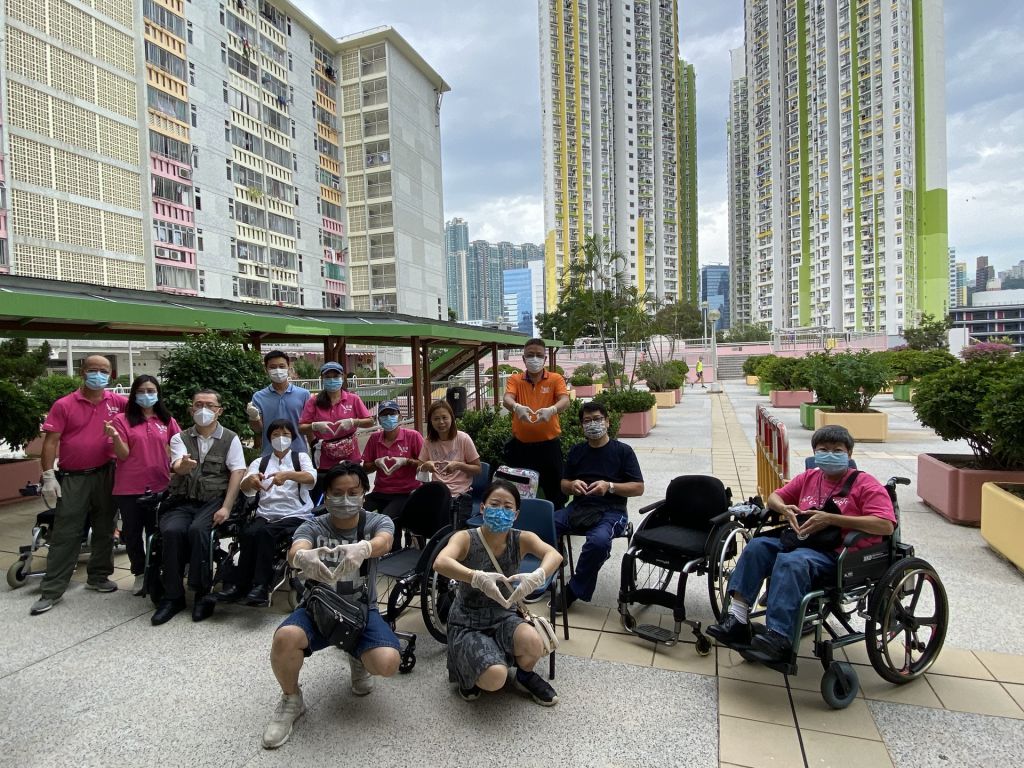 每次在中心提供服务，均有20个轮椅人士受惠。