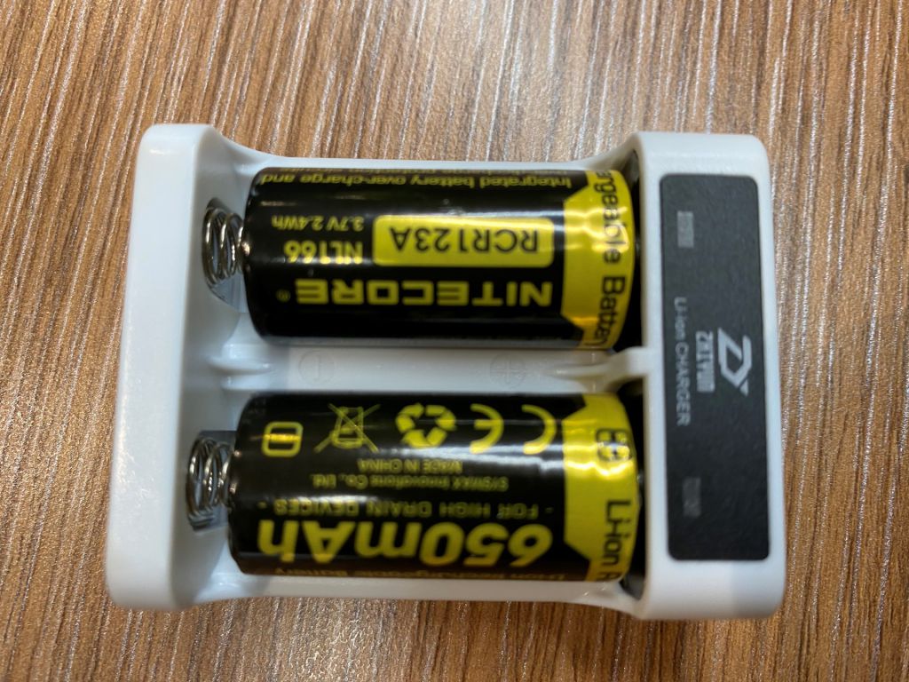 在电池方面，则使用市面上较易找到及价钱较相宜的电池。