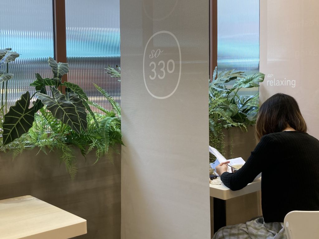 店铺会设置多个「一席 Solo Dining」的座位，让顾客可以好好享用属于自己的330小休息空间。