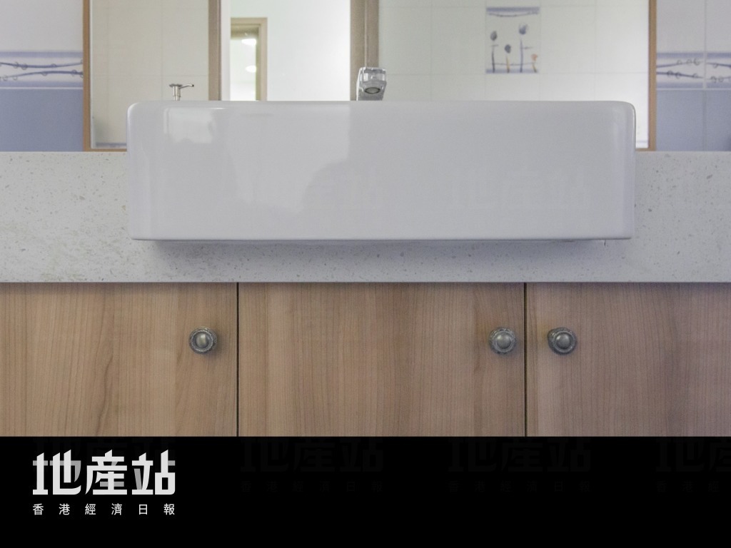 浴室脸盆由枱面盆改为挂盆后，令脸盆柜的深度缩窄了半尺，有助扩阔出入通道，方便日后使用轮椅。