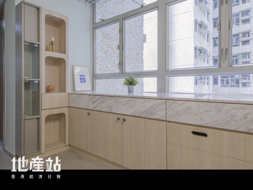 设计师不仅在窗前预留了云石枱面，亦编排了神柜与窄身高柜，方便屋主进行祭祀。