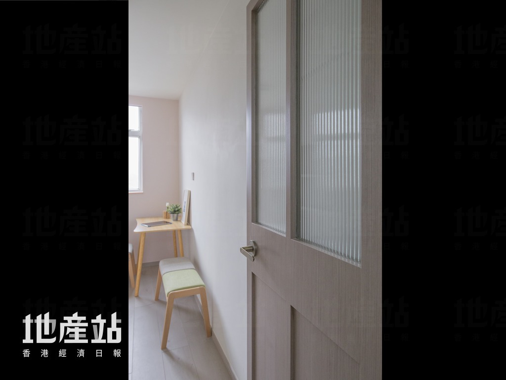 书房新造掩门，特别加入长虹玻璃增加透光度。