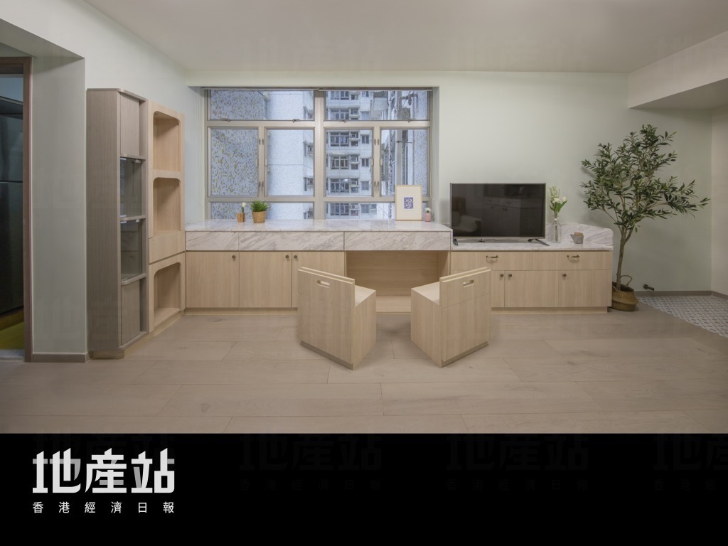 连体式矮柜中，特别加设两张嵌入式储物凳，阔度及深度均为1尺半，即使没有车辘也易于拉出及收回原位。