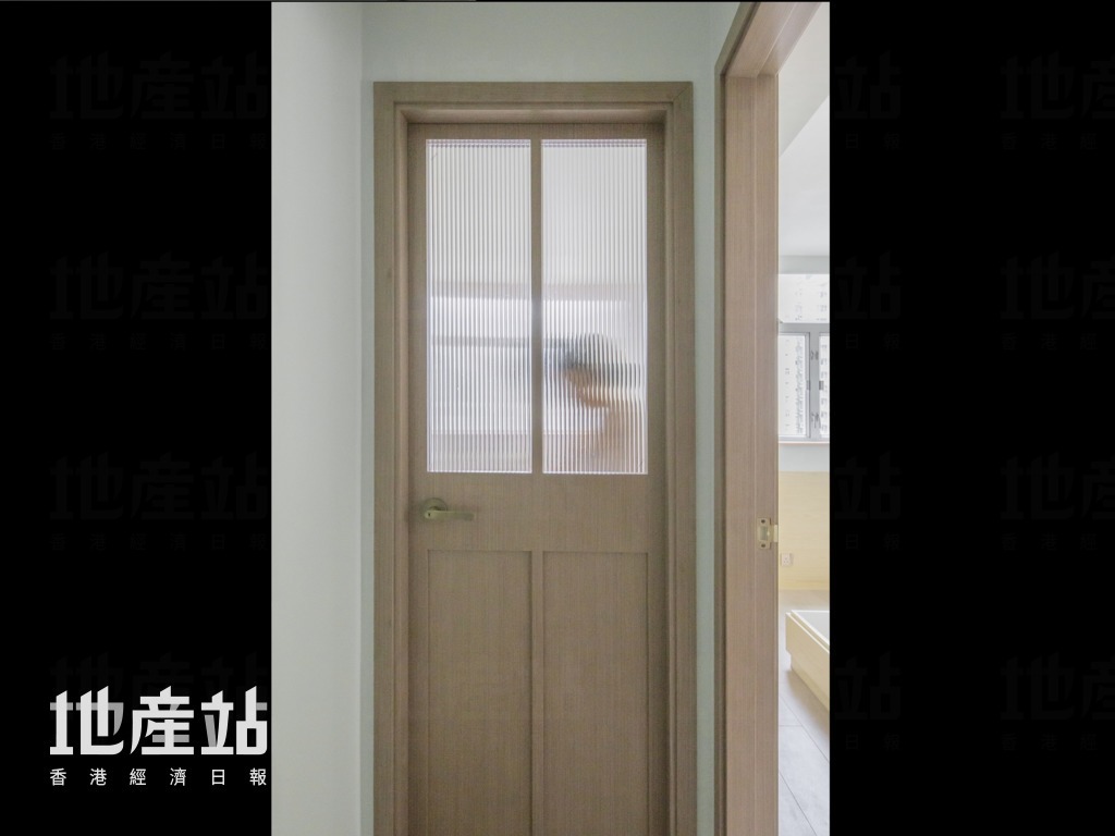 透光而不透明的长虹玻璃，令走廊尽头的书房掩门更添人情味，毫不冰冷。