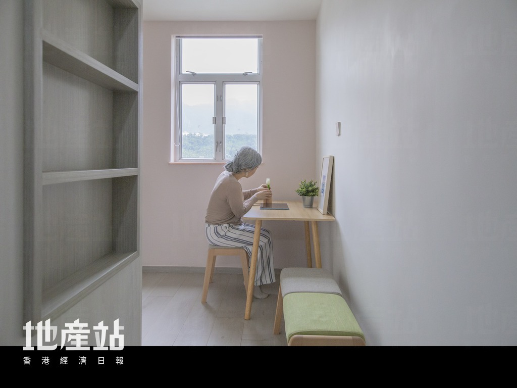 走入书房，设计师特别预留了柜侧饰架及窗前位置，方便屋主摆放饰物及打理盆栽。