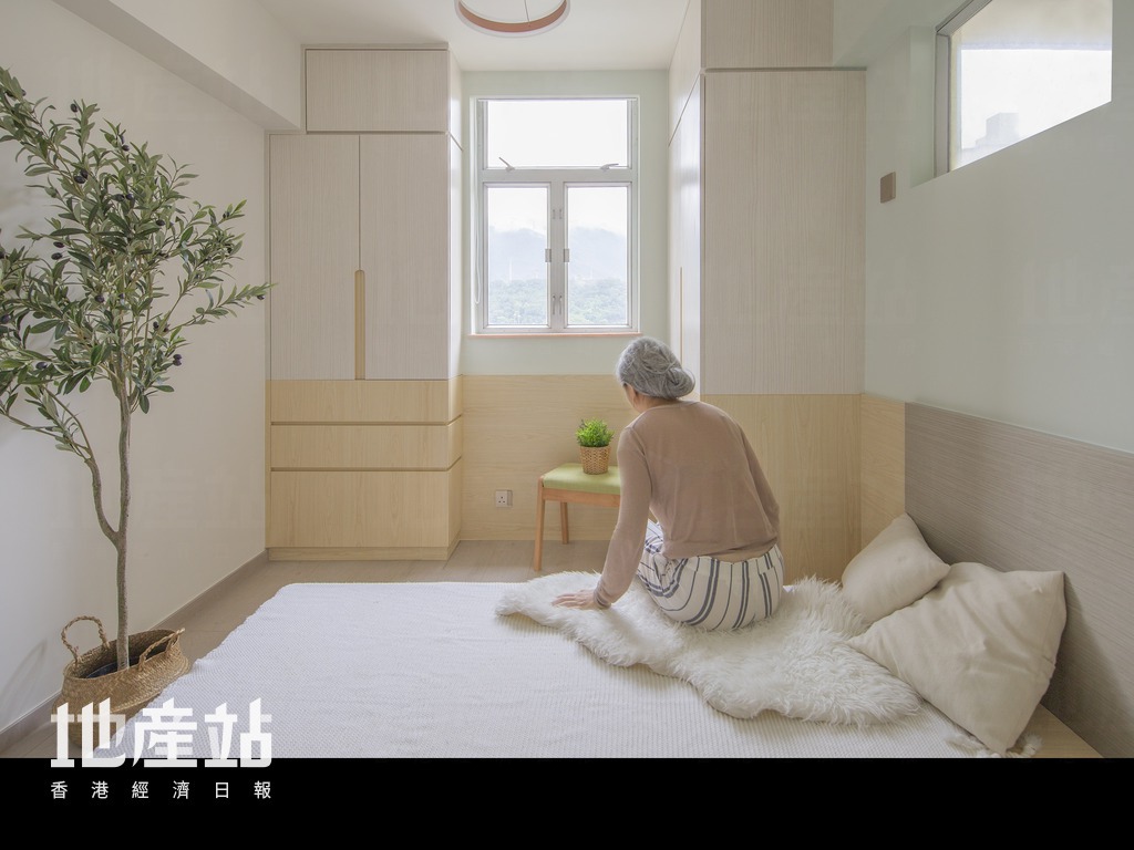 设计师特别订造的5尺油压柜桶床，高度更贴近地面（仅1尺），主要方便屋主夫妇上落床。
