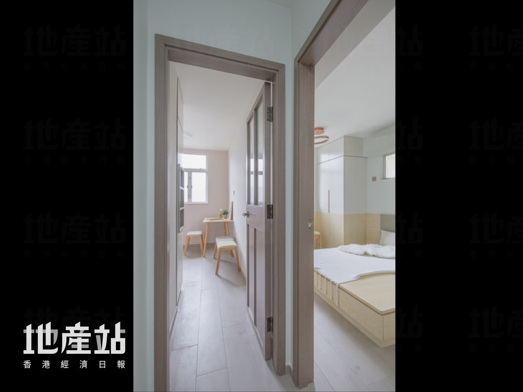 单位保留两房间隔，书房及主人房均设于室内走廊尽头。