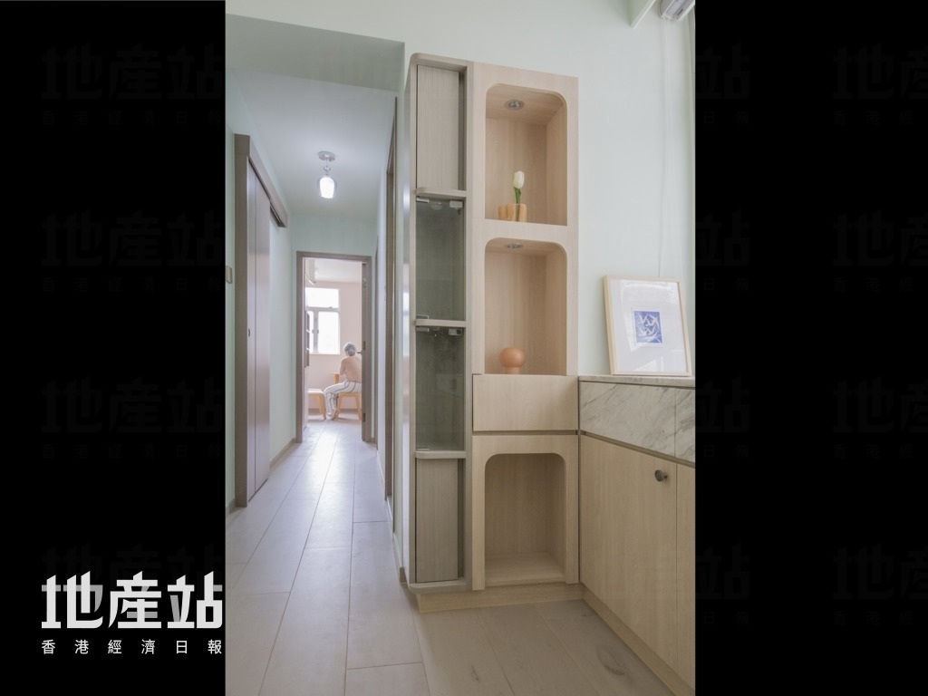 左边高柜（灰色木皮）阔6寸x深8寸、右边神柜（木纹生态板）阔1尺半x深8寸。