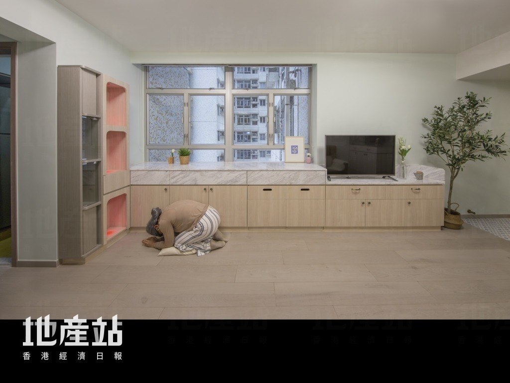 屋主重视传统祭祀文化，特别要求在窗前订造一组神柜。设计师以木纹生态板及红色LED射灯取代传统款式，免却违和感。