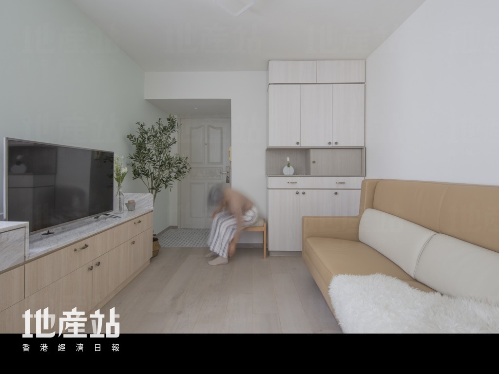 从玄关进入客厅，梳化侧新造4尺全高柜，旁边矮凳主要方便屋主换鞋或作踏高使用。