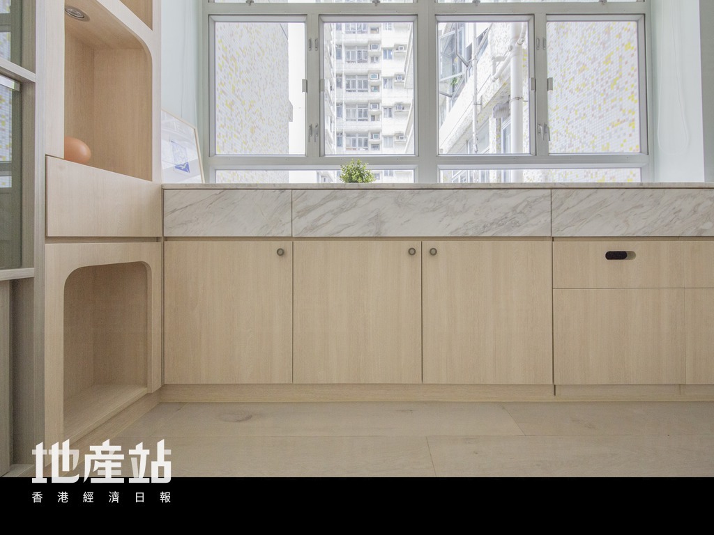 从这个角度看，高度仅2尺半的连体式矮柜，顶层柜桶与神柜的香烛柜桶互相平衡。