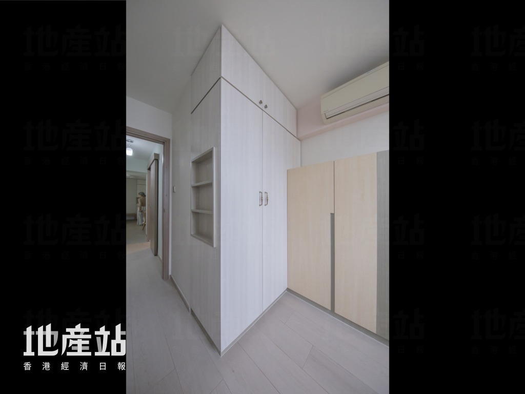 书房新造两组高度及深度不同的储物柜，划一以灰色木皮及生态板处理，方便屋主分门别类储物。