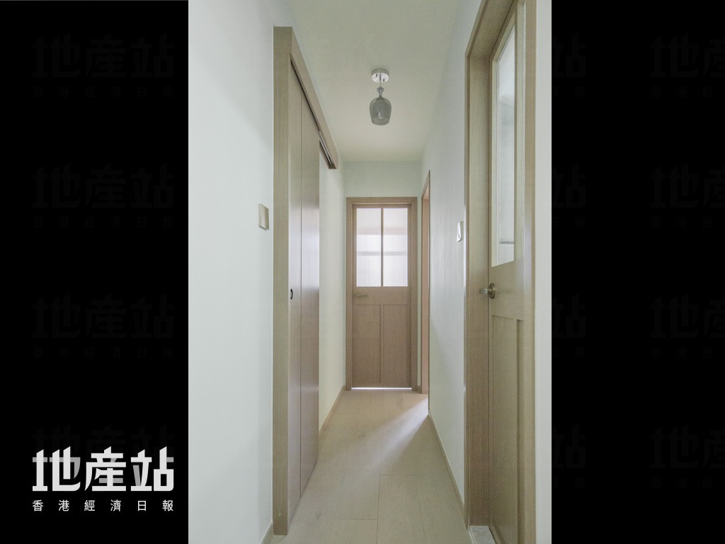 设计师改装浴室趟门外，同时为厨房门及书房门加入透光的长虹玻璃。