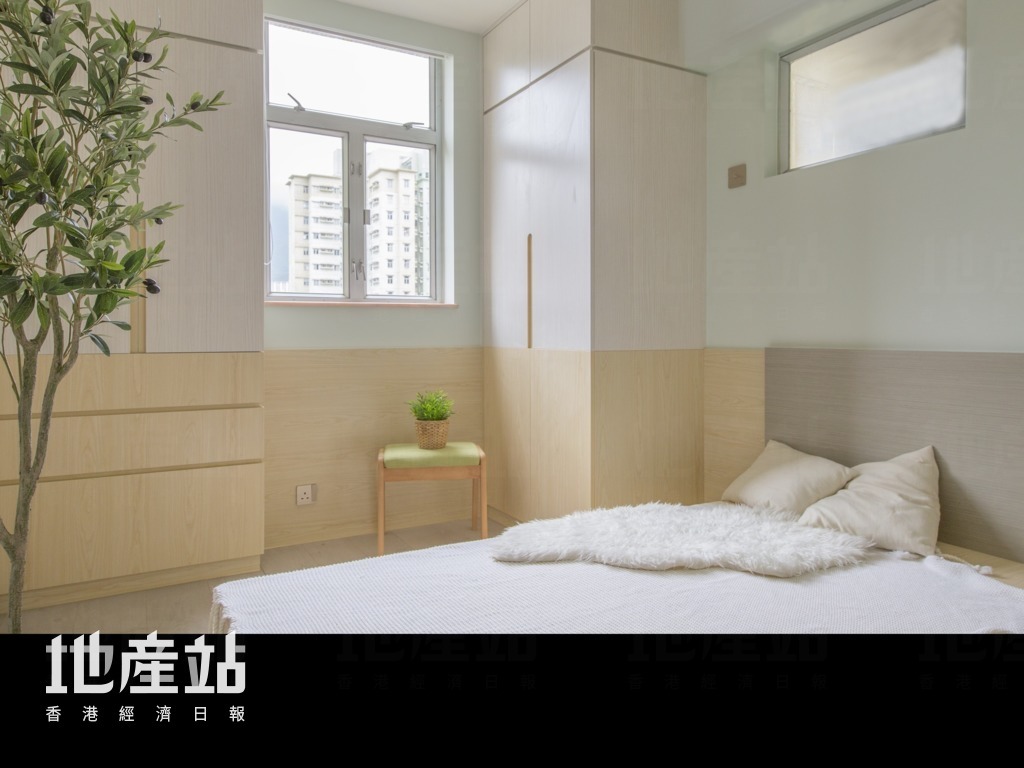 主人房也有植物点缀空间，设计师特别以两截颜色处理墙身及储物柜，增加层次上的变化。