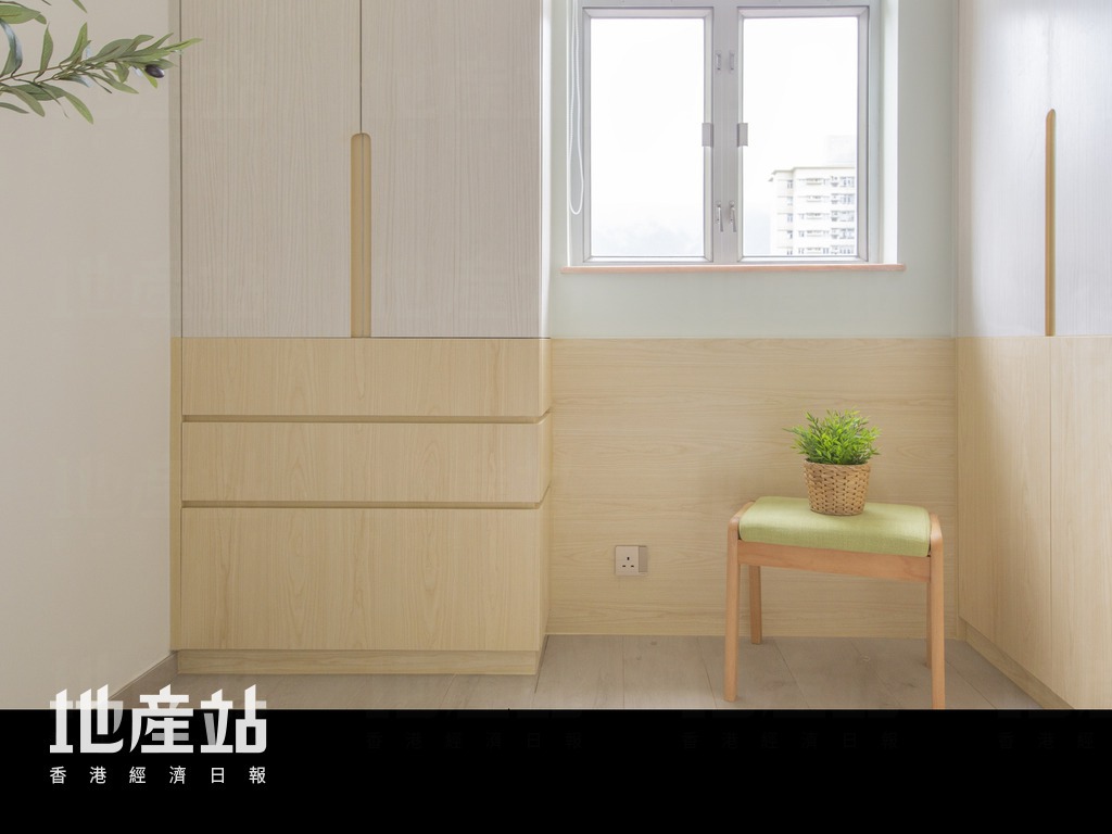采光度十足的主人房，窗前设有两组储物柜（阔3尺及2尺）。细心看，半截柜门及半截墙身也拣选了原色木纹生态板，对比白色木纹生态板效果。