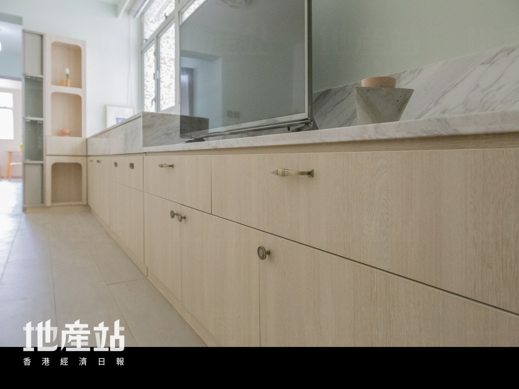 屋内大部分订造家俬与房门，也换上青铜门抽，感觉复古之馀，亦方便长者握在手中。