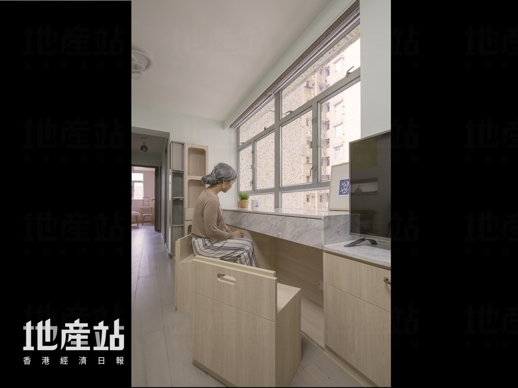 设计师为屋主夫妇度身订造的储物凳，主要方便打理盆栽时使用。
