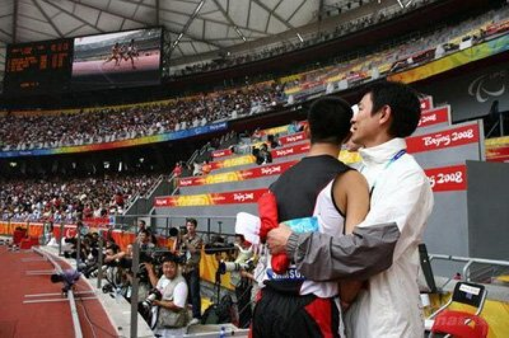 2008年苏桦伟于北京残奥运动会夺得男子200米(T36)冠军，刘德华上前祝贺。