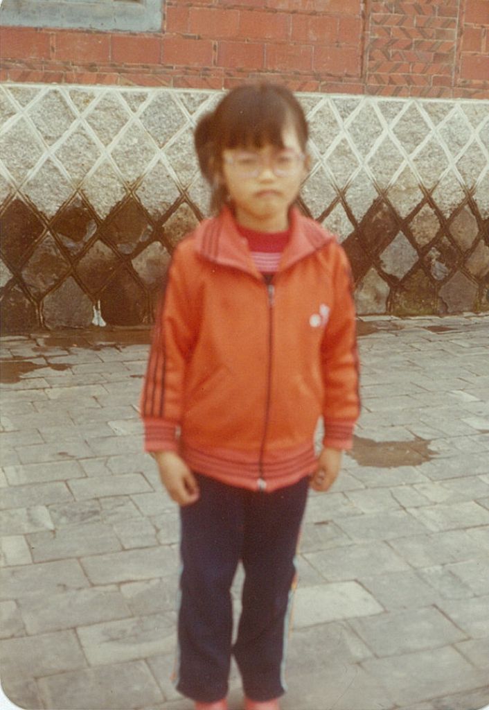 孩童時期的Inti已經架著一副厚厚的眼鏡。