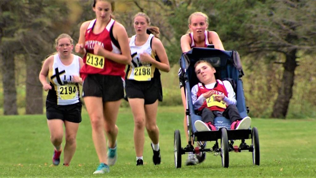 Teen runner pushes brother in wheelchair so they can compete together
