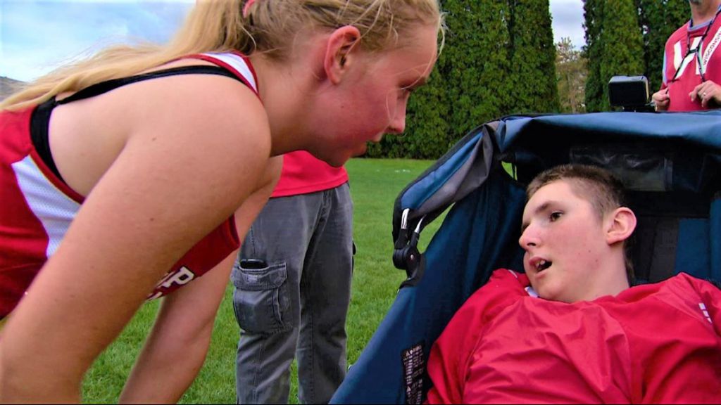 14 歲的蘇珊·伯格曼 (Susan Bergeman) 在蘇珊 (Susan) 完成了 3.1 英里的高中越野賽后，向她的哥哥杰弗裡表示祝賀。