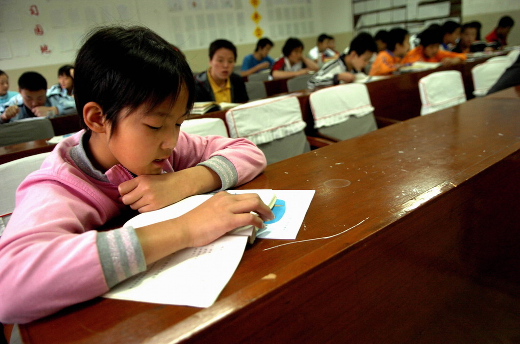 努力讀書學習知識。