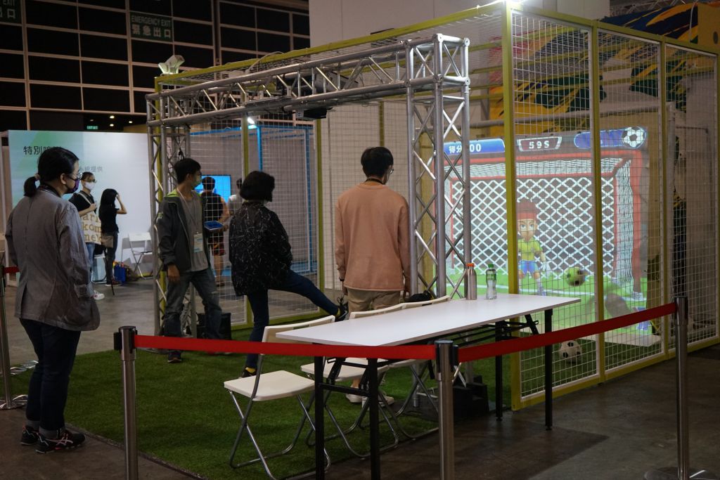 第五屆「樂齡科技博覽暨高峰會2021」由即日起至6日在香港會議展覽中心舉行，入場費用全免，並展出近600件樂齡科技產品。活動亦設有四個主題館，包括「跌倒預防及偵測」、「互動體驗運動場」、「智慧城市 優