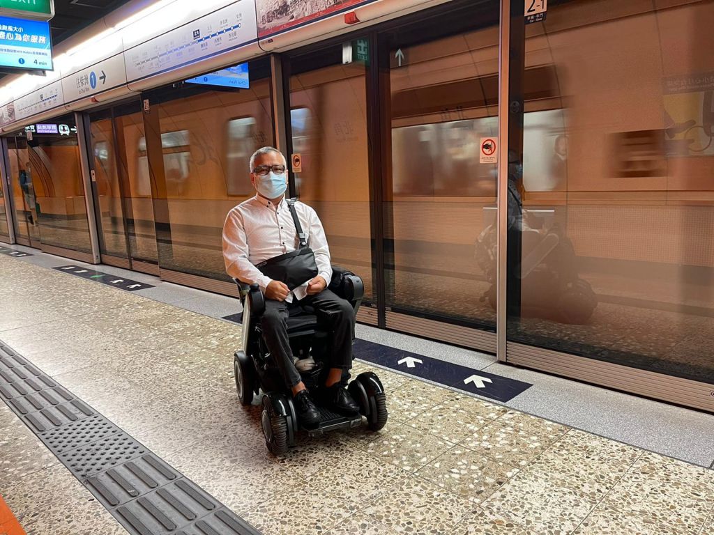 在香港本地遊方面，Simon形容使用WHILL去離島坐船、地鐵上落「完全冇問題」，甚至可輕鬆登上海洋公園的纜車欣賞風景。