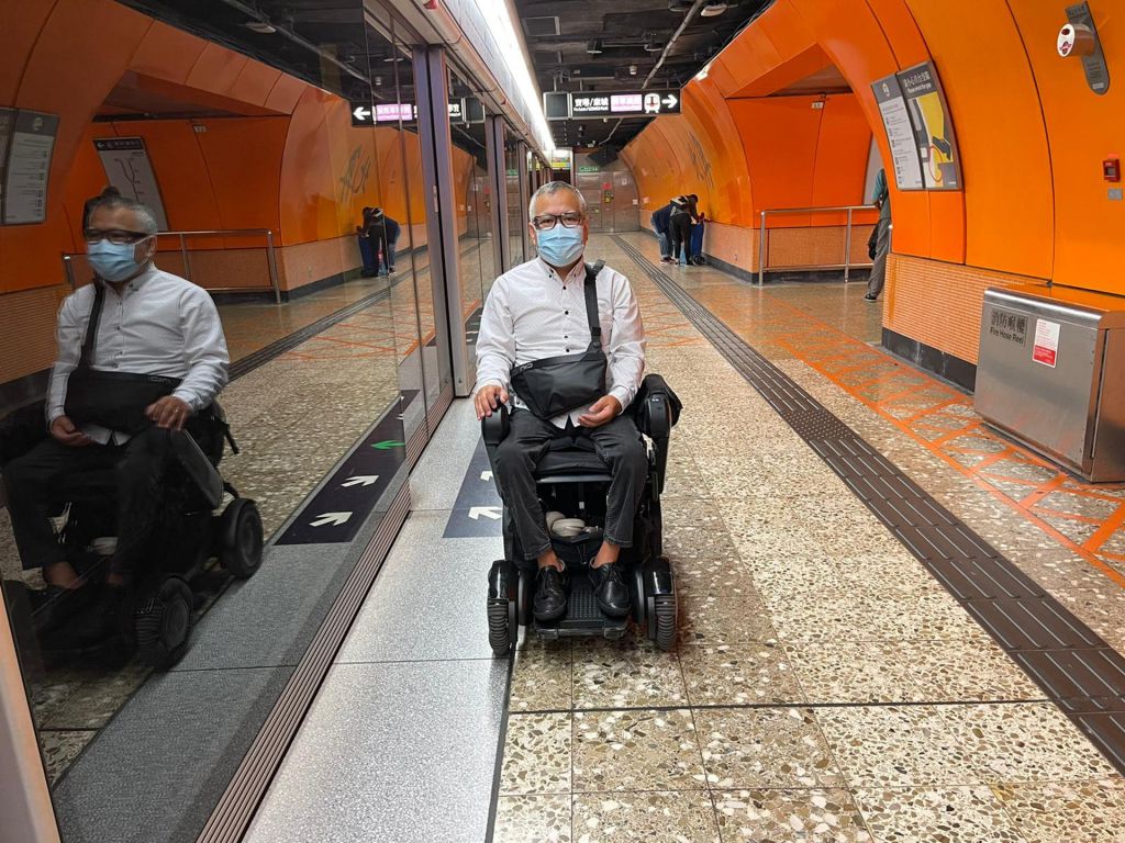 在香港本地遊方面，Simon形容使用WHILL去離島坐船、地鐵上落「完全冇問題」，甚至可輕鬆登上海洋公園的纜車欣賞風景。