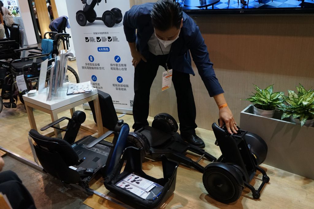 「WHILL Model C2 智能電動輪椅代步車」，可一拆四方便用家出行。