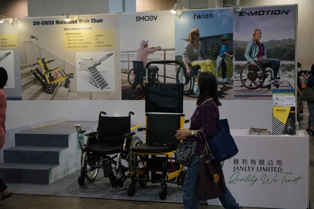 第五屆「樂齡科技博覽暨高峰會2021」由即日起至6日在香港會議展覽中心舉行，入場費用全免，並展出近600件樂齡科技產品。活動亦設有四個主題館，包括「跌倒預防及偵測」、「互動體驗運動場」、「智慧城市 優