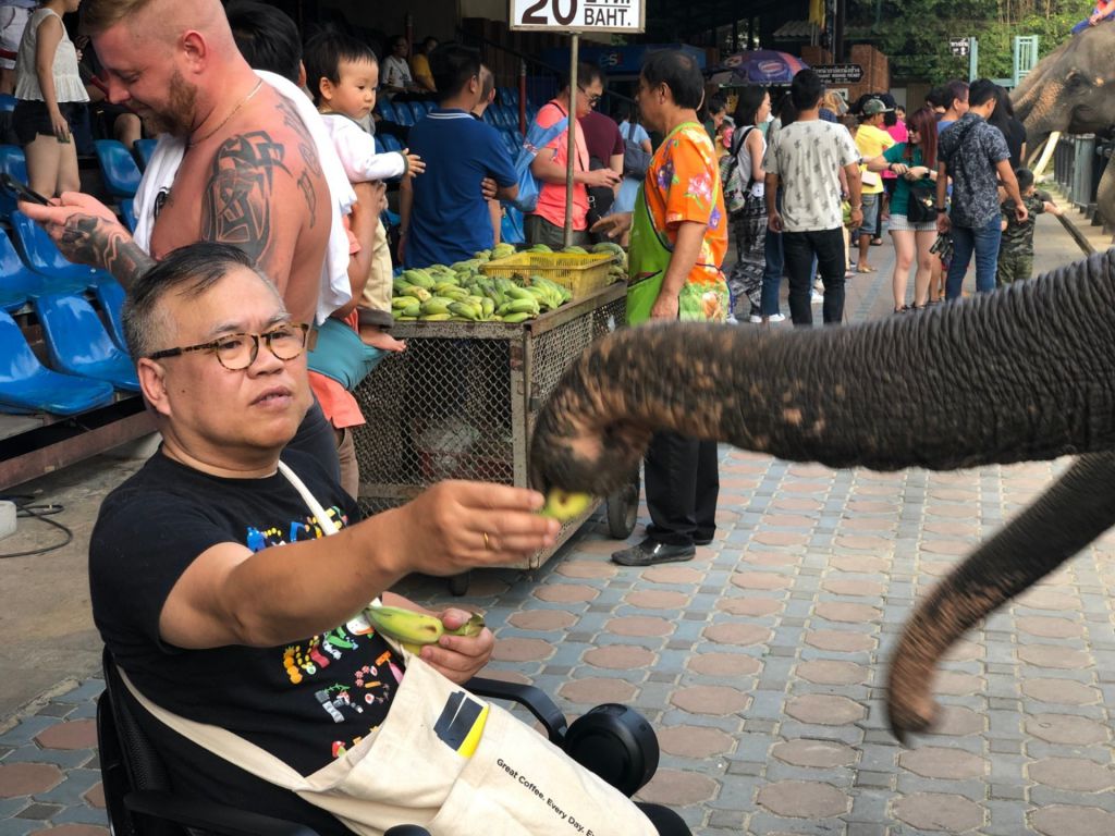 Simon熱愛旅行，經常會到外國出行，在使用WHILL的短短數年，已分別與它結伴走過北海道、東京、大阪及泰國等地，一路暢通無阻。