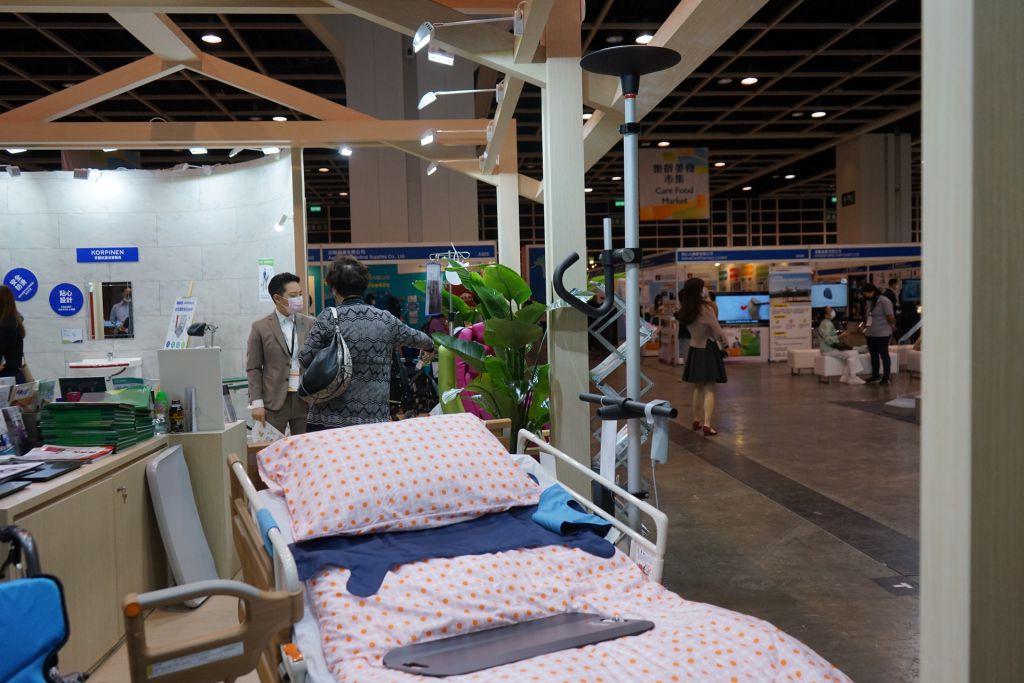 第五屆「樂齡科技博覽暨高峰會2021」由即日起至6日在香港會議展覽中心舉行，入場費用全免，並展出近600件樂齡科技產品。活動亦設有四個主題館，包括「跌倒預防及偵測」、「互動體驗運動場」、「智慧城市 優