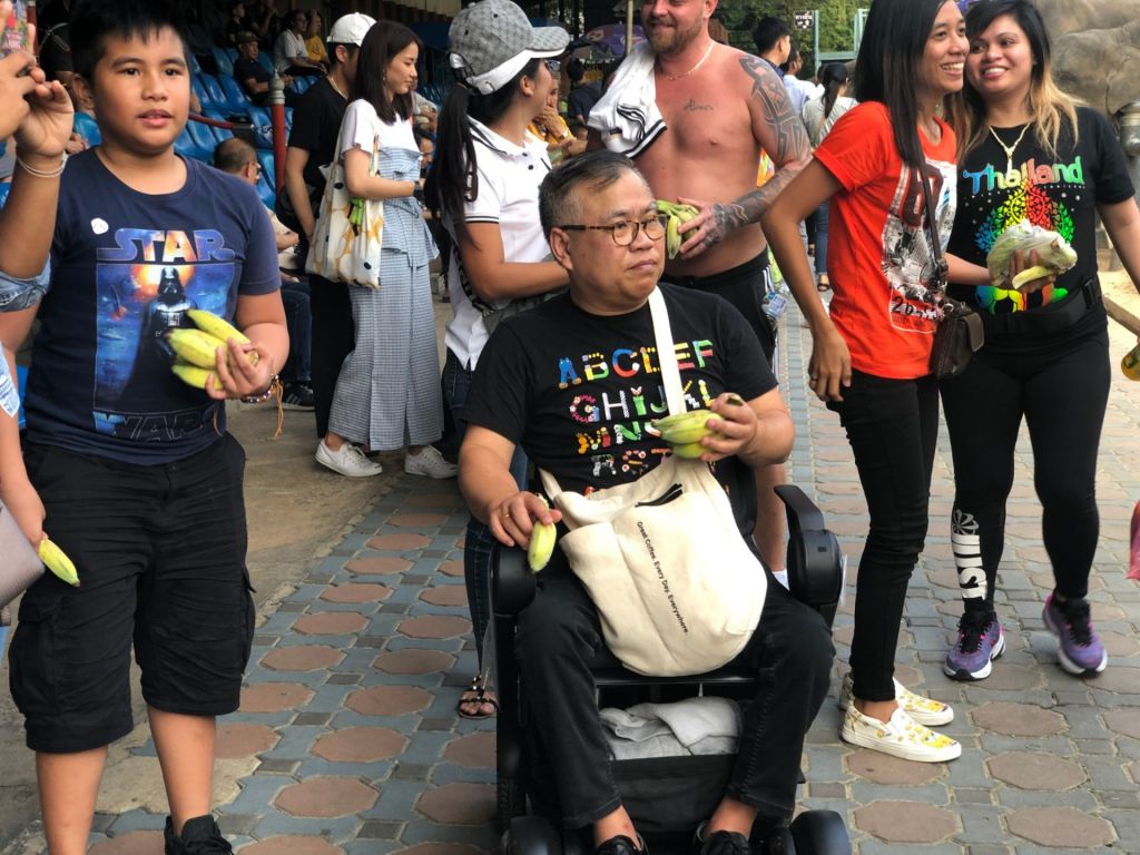 Simon熱愛旅行，經常會到外國出行，在使用WHILL的短短數年，已分別與它結伴走過北海道、東京、大阪及泰國等地，一路暢通無阻。