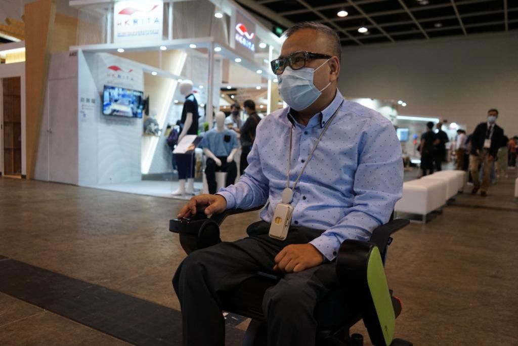 同於以往需要用雙手吃力地操控輪椅，WHILL可令用家騰出一隻手進行其他活動。