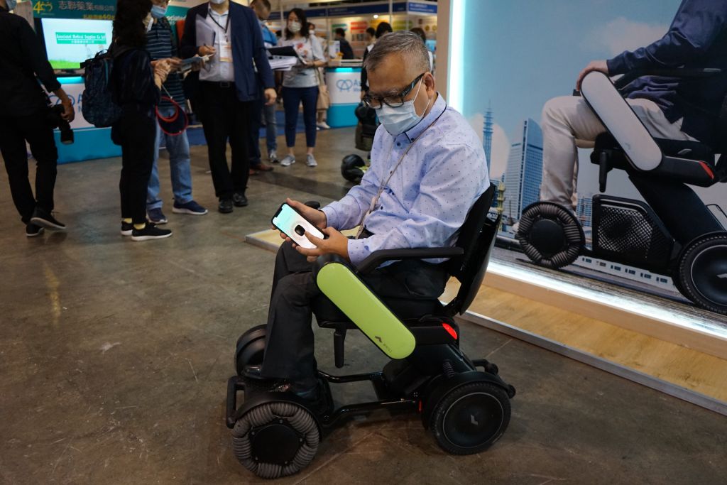 試用最新型號後，Simon表示會考慮購入。最新型號除保留藍牙遙控功能外，更增設了後輪懸掛避震系統，進一步提高乘坐舒適性，令行駛時更為穩定、靈活穿梭街道。另外，系列主張讓輪椅人士可以探索更多地方，新型號