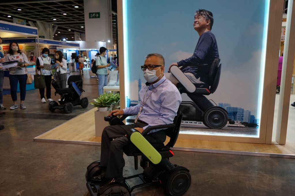 試用最新型號後，Simon表示會考慮購入。最新型號除保留藍牙遙控功能外，更增設了後輪懸掛避震系統，進一步提高乘坐舒適性，令行駛時更為穩定、靈活穿梭街道。另外，系列主張讓輪椅人士可以探索更多地方，新型號