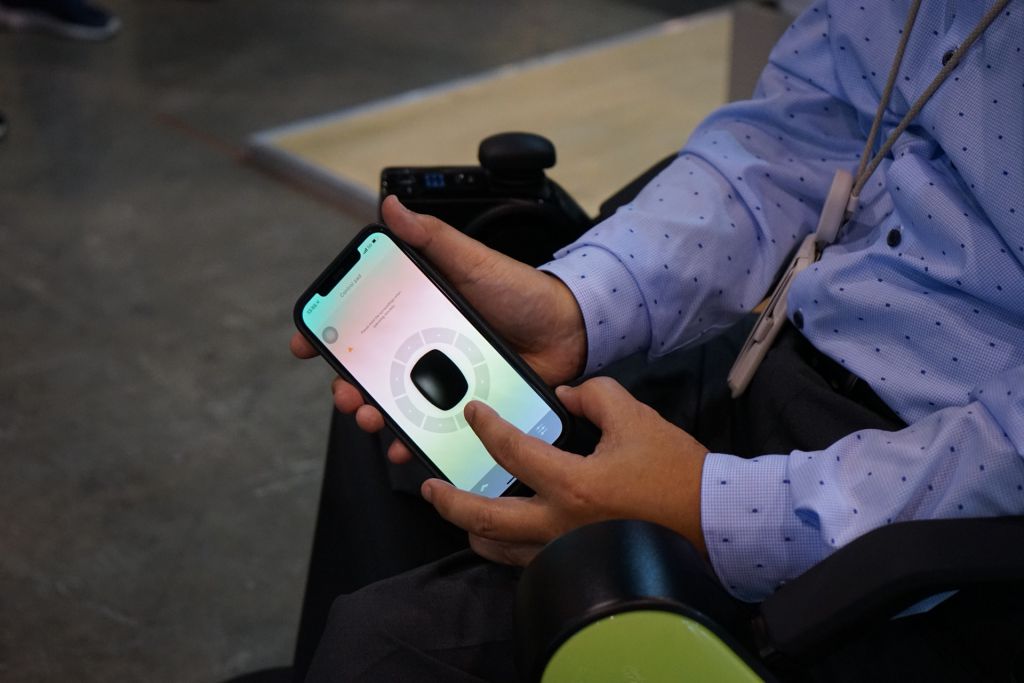 試用最新型號後，Simon表示會考慮購入。最新型號除保留藍牙遙控功能外，更增設了後輪懸掛避震系統，進一步提高乘坐舒適性，令行駛時更為穩定、靈活穿梭街道。另外，系列主張讓輪椅人士可以探索更多地方，新型號